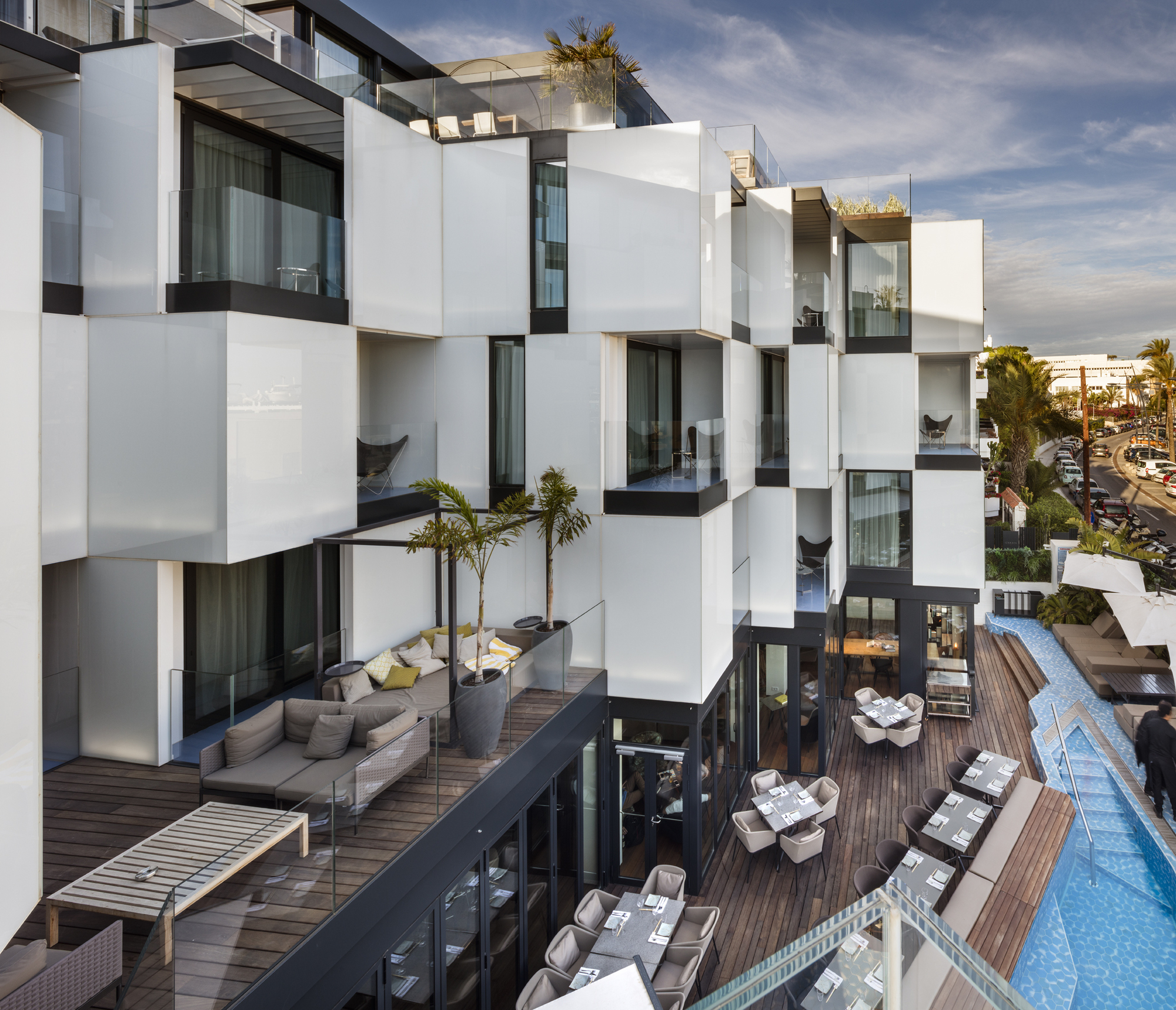 重塑经典公寓,Hotel Sir Joan Ibiza 呈现简约白色玻璃立面-1