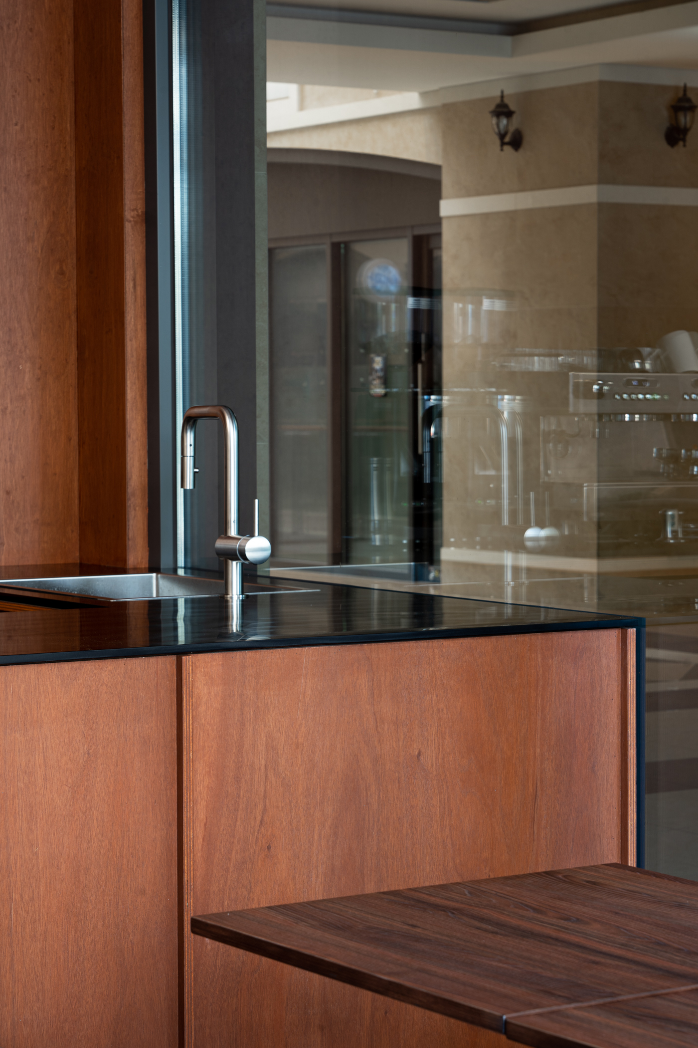 白色与木纹的 13 平贝克里咖啡厅设计-11