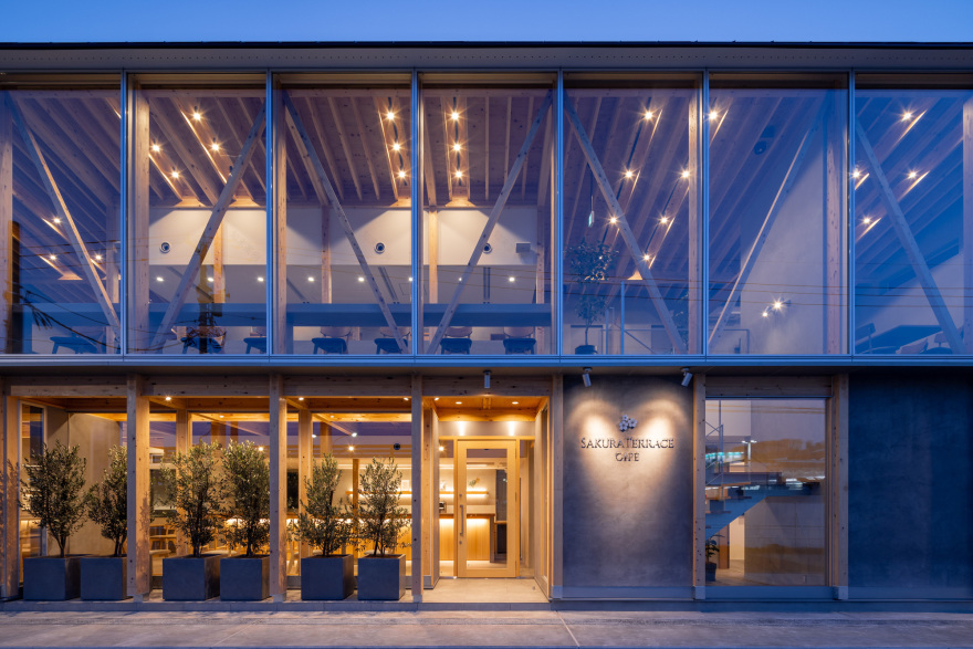 Café with a Large Tree in the Middle of Town / Kazuto Nishi Architects + toitdesign-35