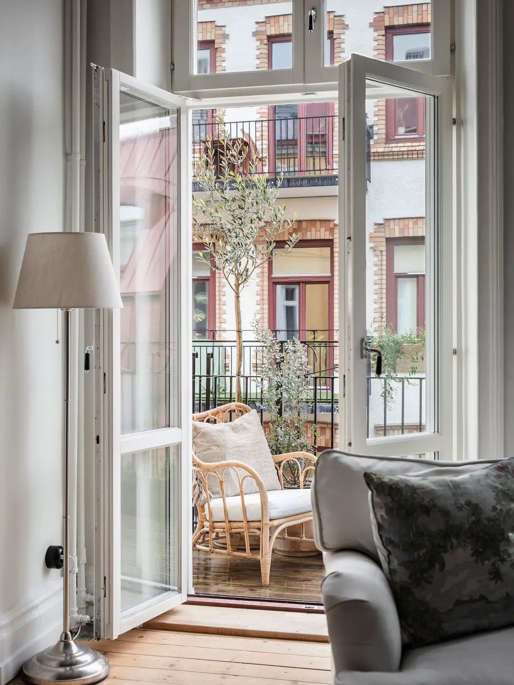 瑞典古宅中的灰色乡村厨房-13