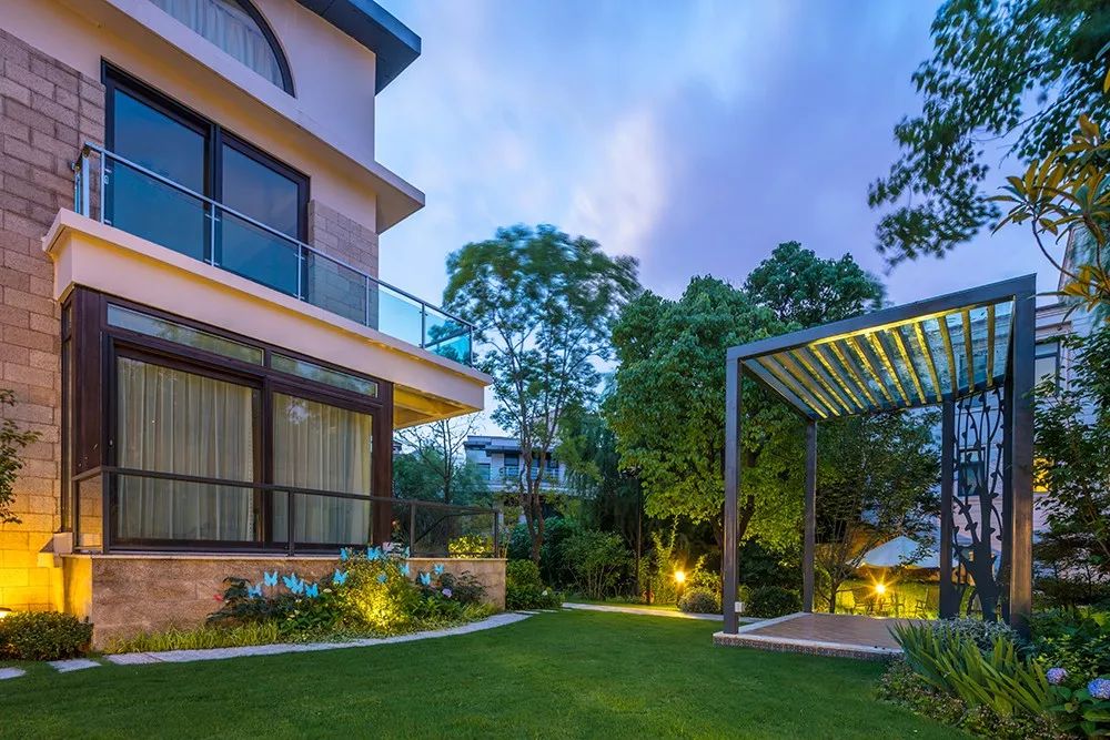 花园植物搭配的艺术与功能-24