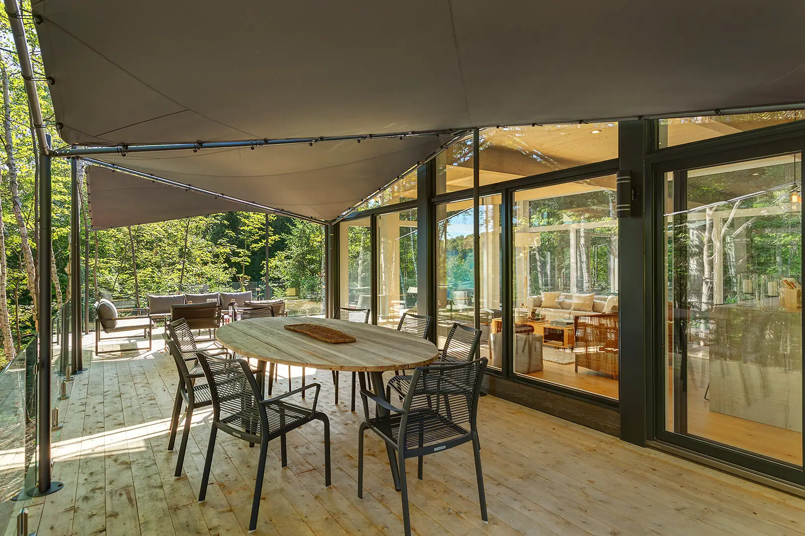 融入自然的现代木玻璃住宅设计-12