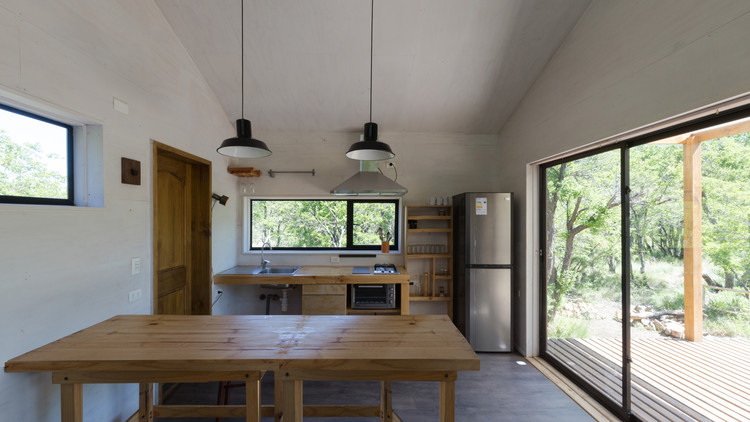 森林中的现代白色小屋-23