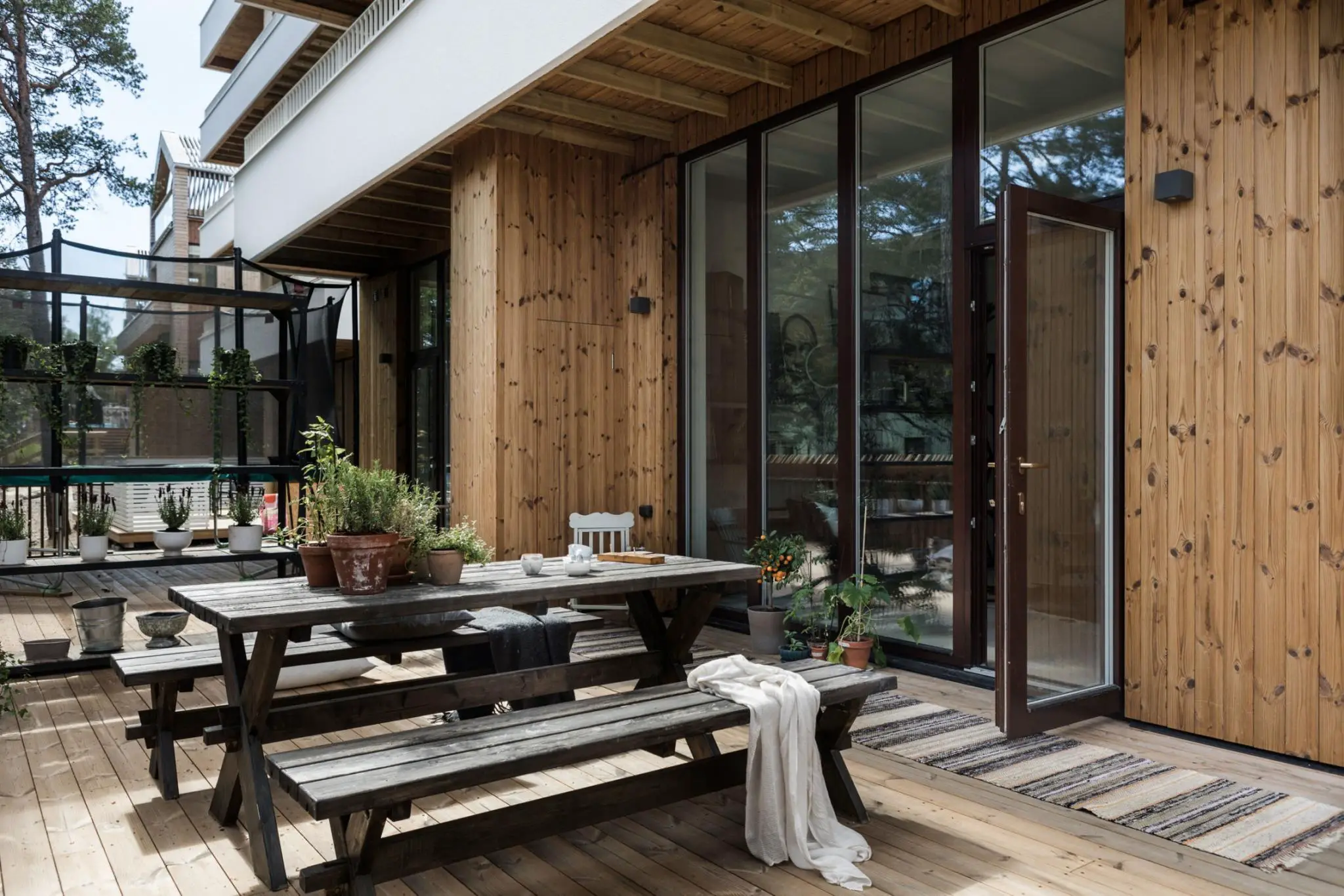 现代木质别墅的屋顶露台与极简内饰设计-17