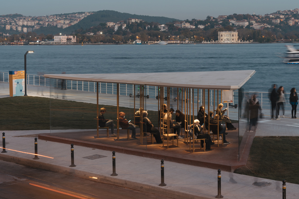 阿希扬候机（车）室

注：Aşiyan可能是特定的人名、地名等专有名词，由于缺乏更多背景信息，这里直接音译如果它在特定语境中有固定的中文译法，需根据实际情况调整 丨土耳其伊斯坦布尔-13