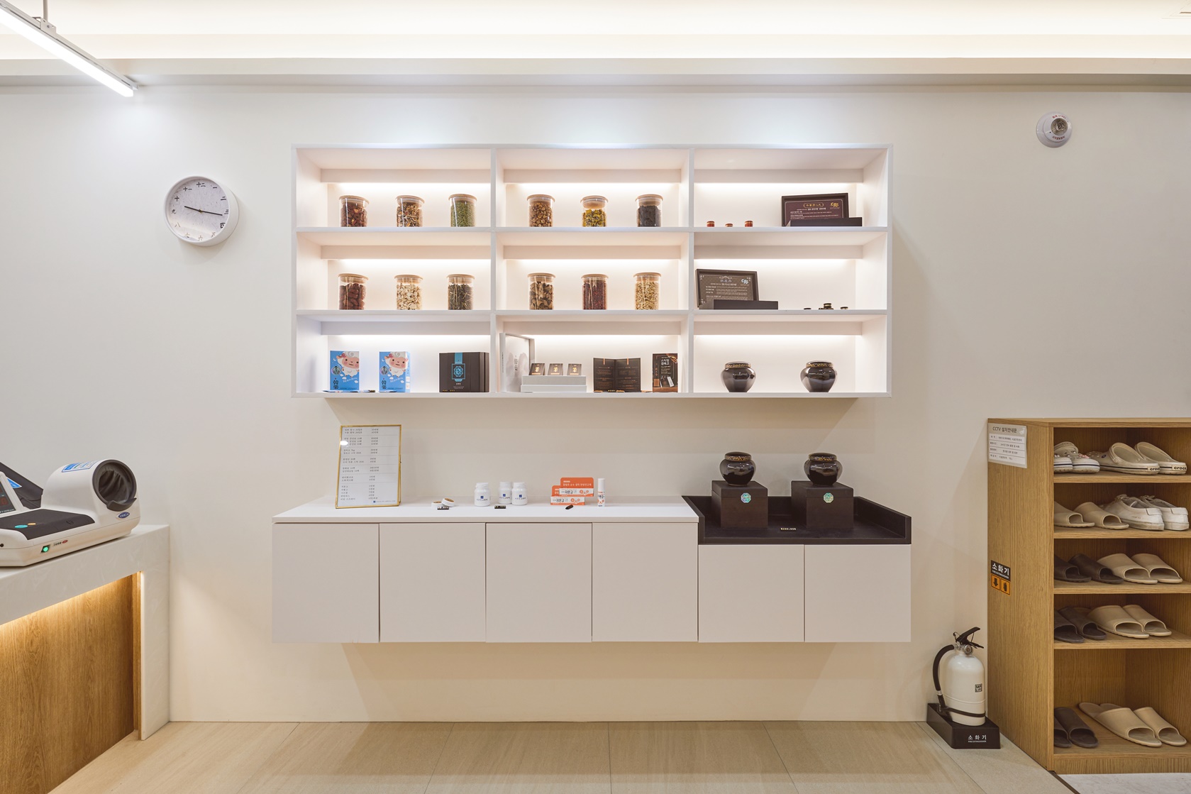 白色木纹，打造 52 平极简韩医馆-12