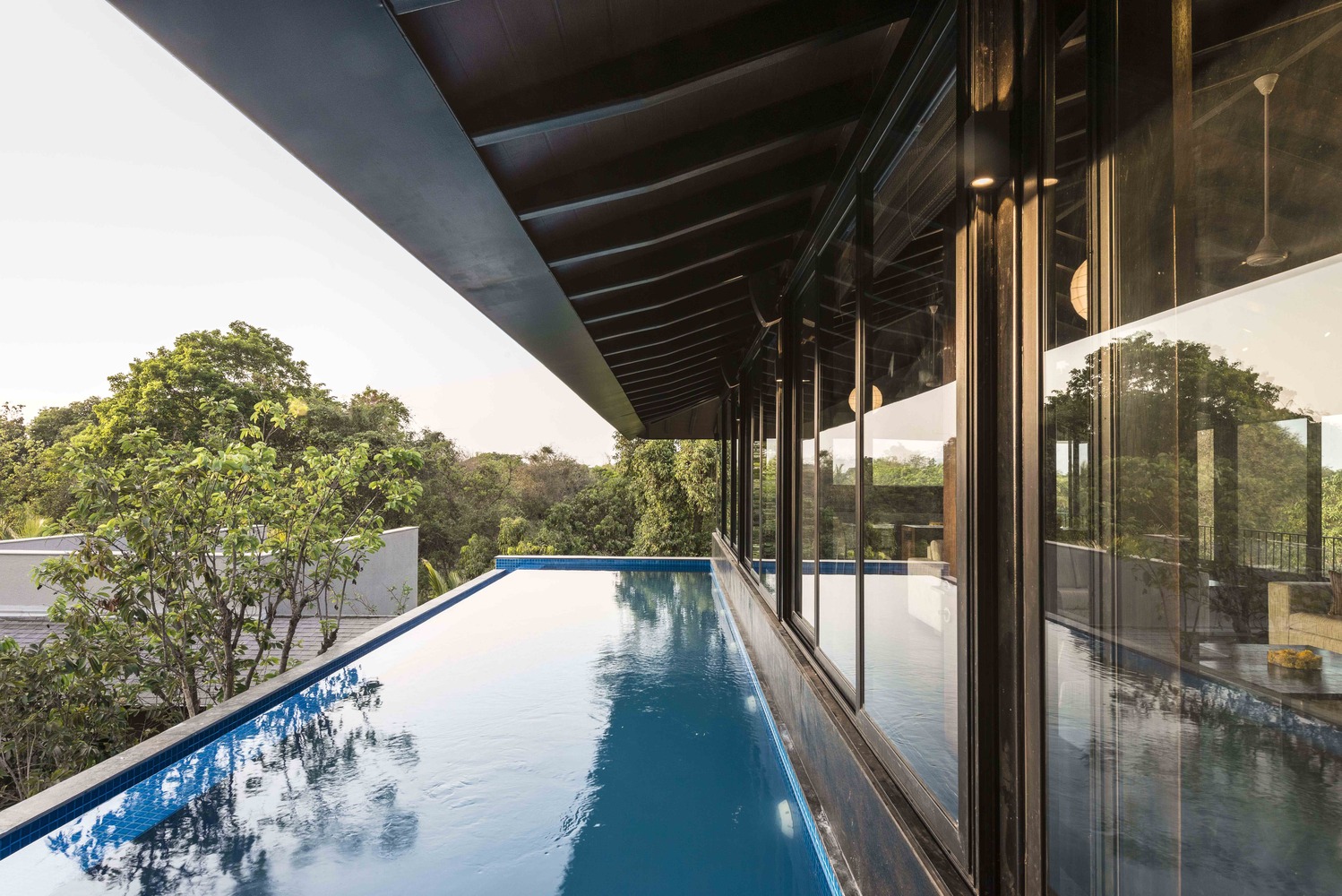 双胞胎别墅 | 红土墙与芒果树的庭院式家园-79