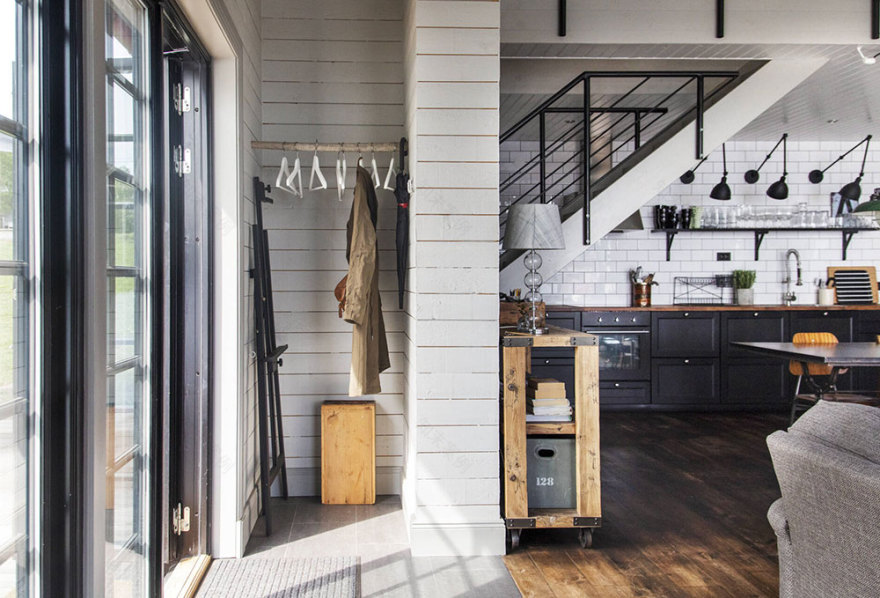 瑞典海岸小岛的工业风红色美墅-20