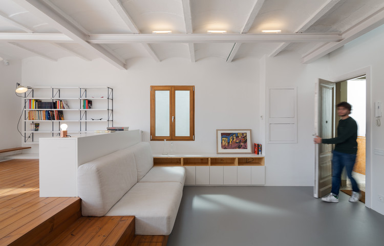 西班牙阁楼公寓变身舒适休闲空间-15