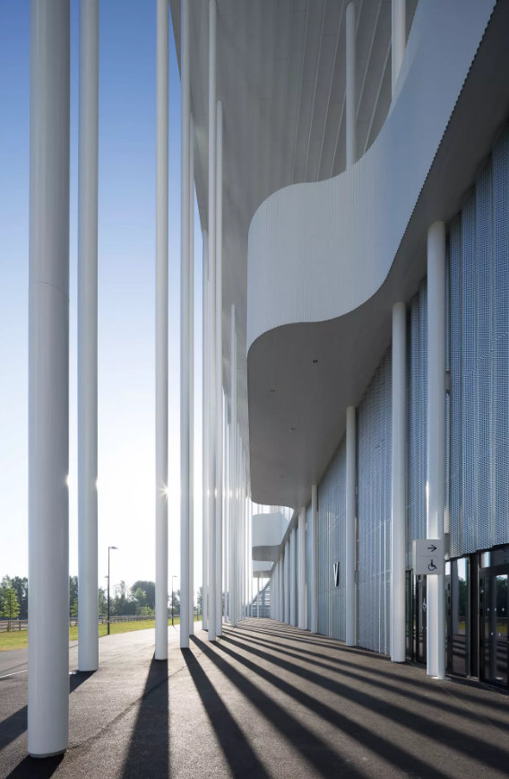 细柱顶起苍穹，优雅体育场馆和火爆赛事的火花-9