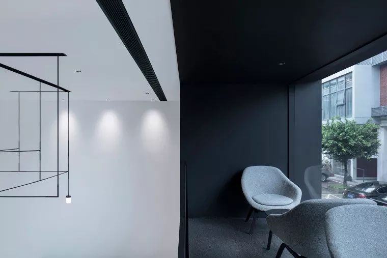 福州时间甜品店 | 极简黑白空间，美食与自然的和谐共处-37