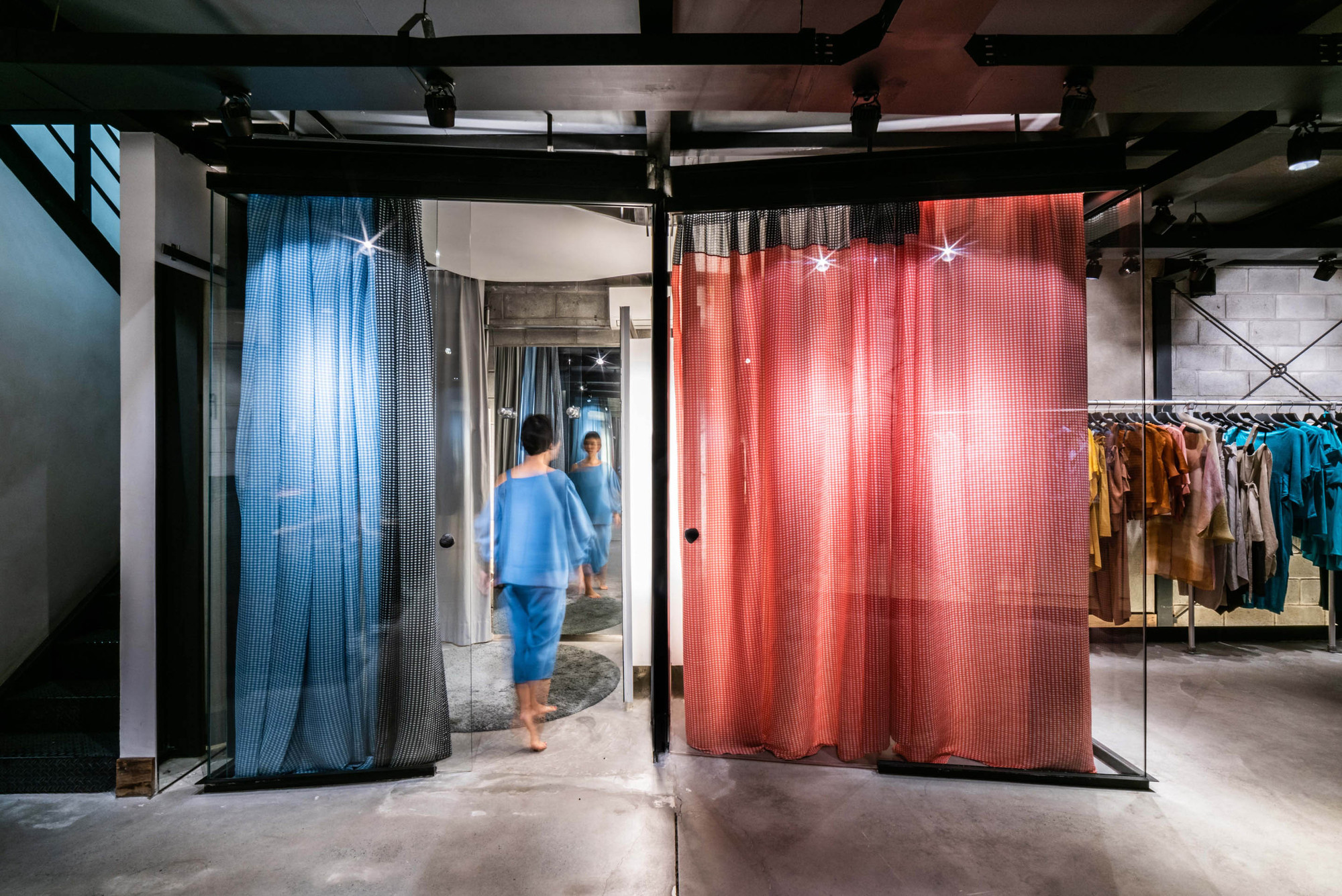 时尚玻璃盒子 | Fernanda Yamamoto 商店的室内设计-13