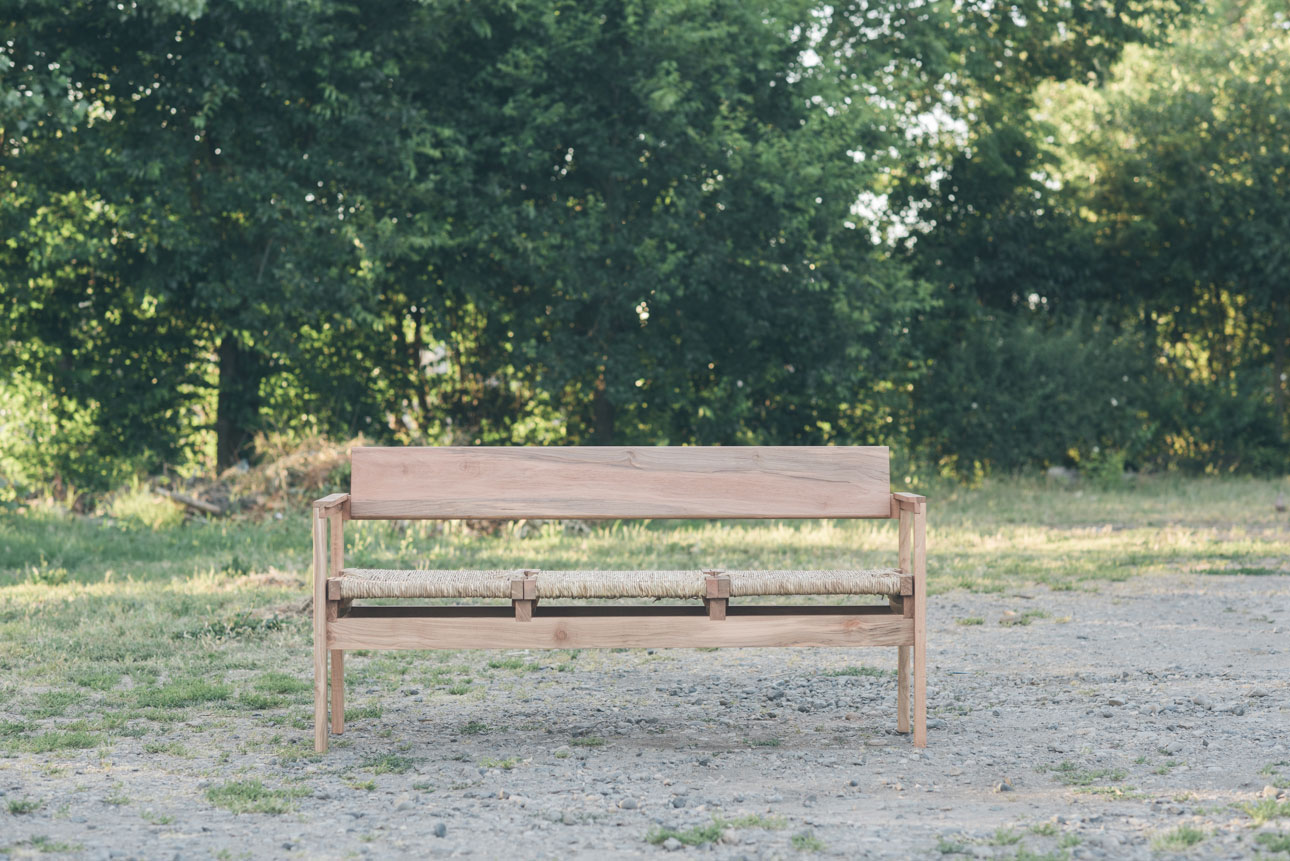 乡村风格的长椅家具

注：Mueble常见意思是家具 ，Campesino有乡村的、农民的等意思，Banco有银行长椅等意思，结合一般语境推测此处为长椅这一和家具相关的含义，整合起来翻译为乡村风格的长椅家具  -11