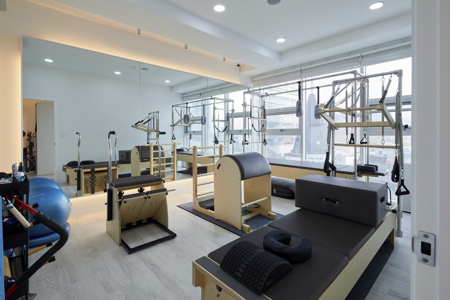 现代简约风格的 20 平米塑料中心室内设计-6