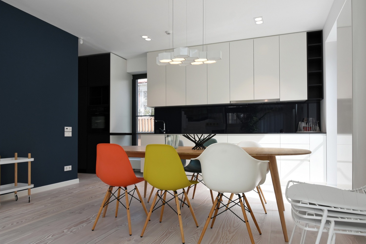 罗马尼亚四口之家垂直住宅，自然材料与光影共舞-43