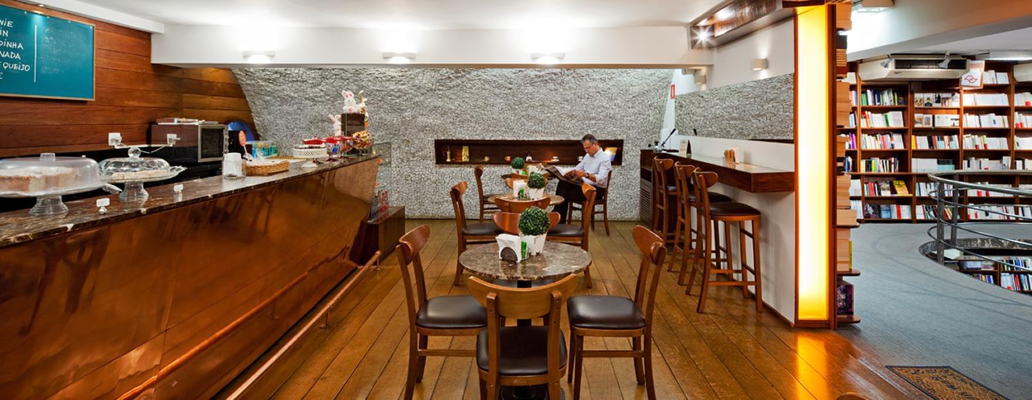 巴西圣保罗马丁斯·弗朗特书店 · 融合空间与书籍的现代设计-8