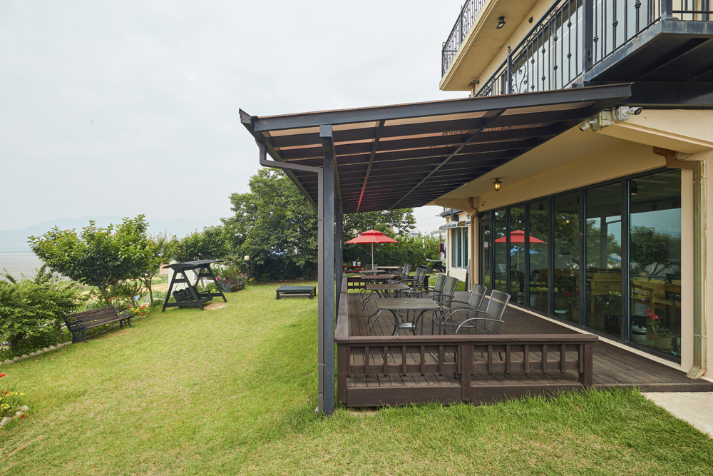 洛特里克咖啡馆 | 明亮的木质设计，展现极简魅力-17