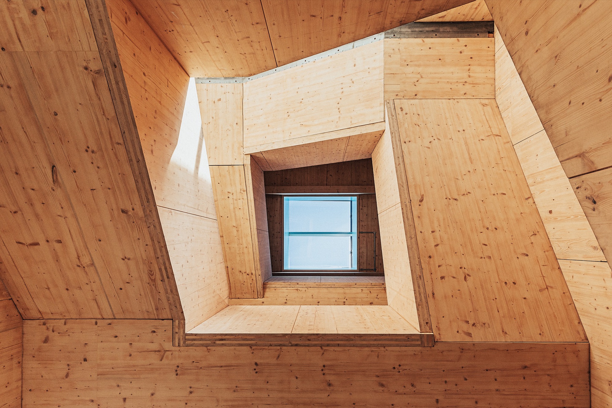 金字形神塔和菱形建筑丨英国伦敦丨Mole Architects-60