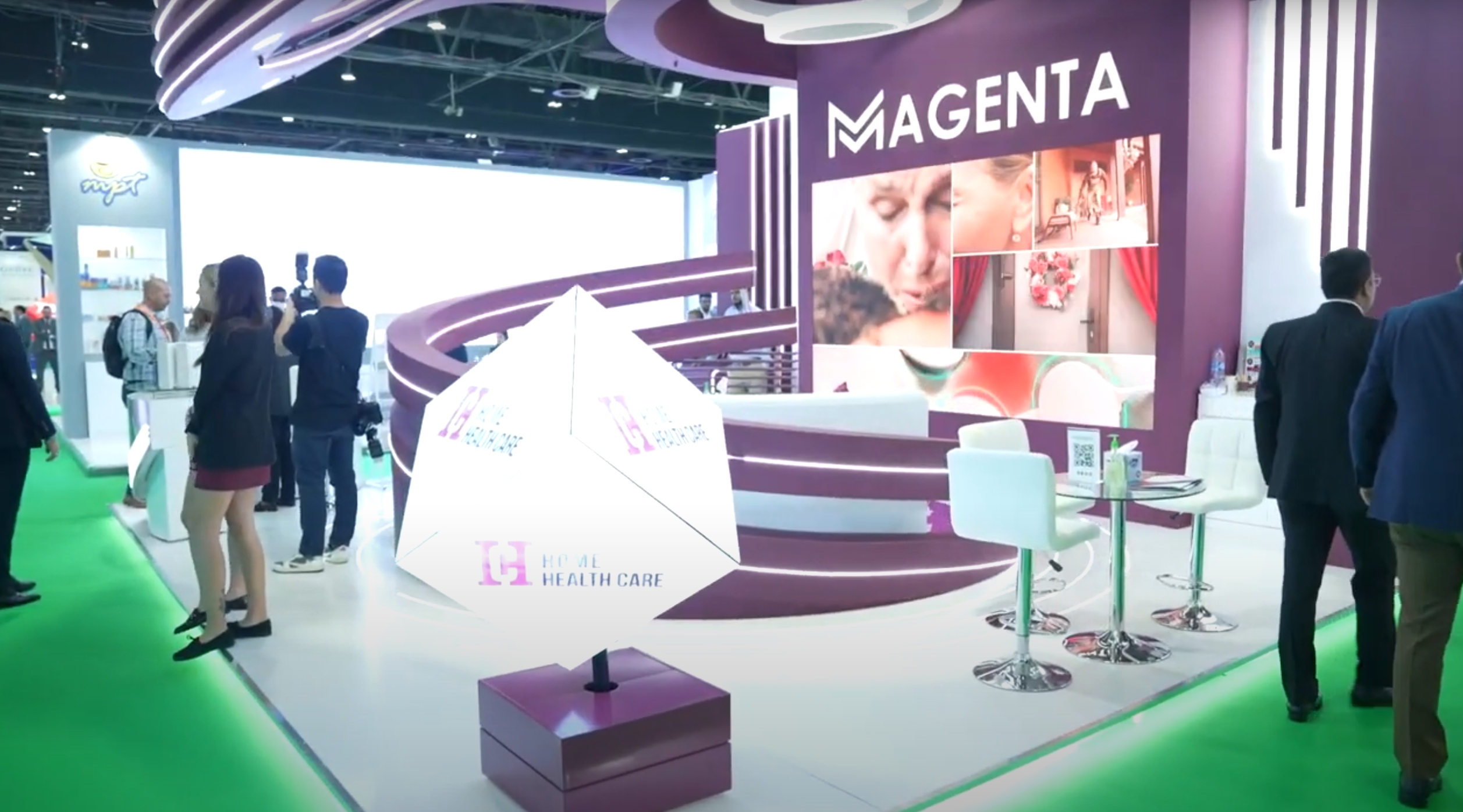 Magenta Exhibition DUPHAT-1