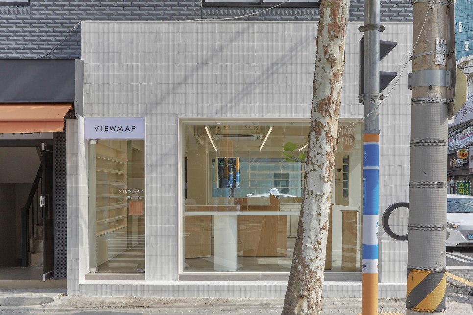 白色与木质，打造 15 平米眼镜店的极简魅力-2