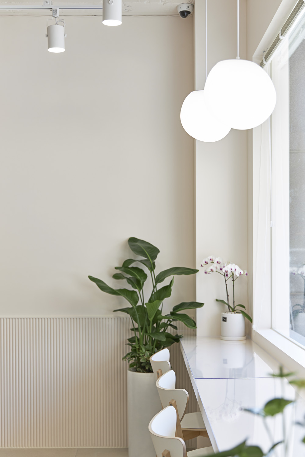 明亮氛围的 22 平米白色与木色调餐厅-16