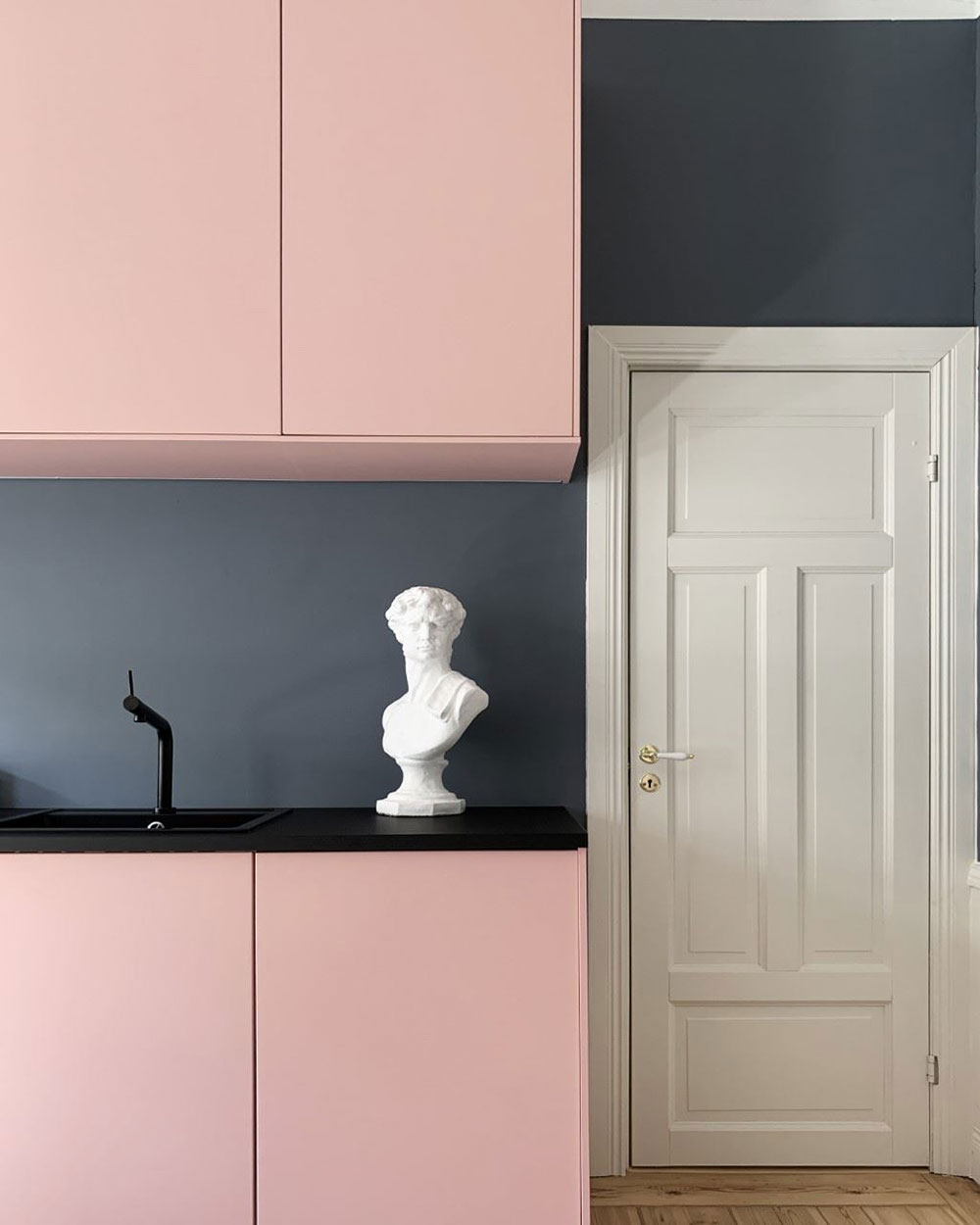 33 平米艺术小公寓 | 蓝色墙面与粉色厨房的完美碰撞-17