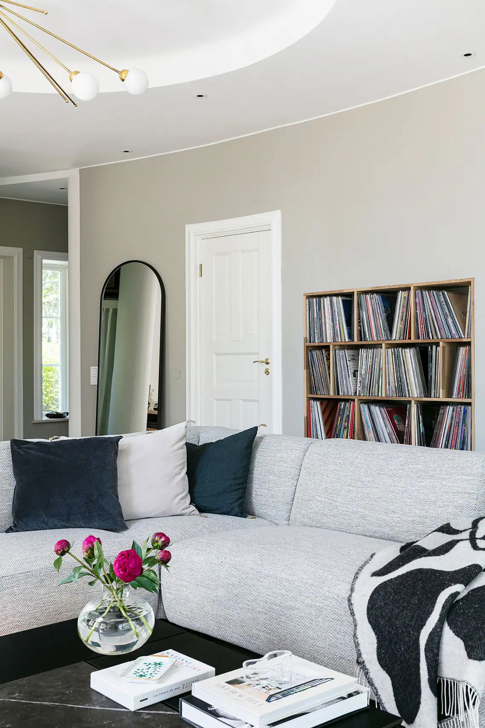 瑞典森林中的圆滑线条小木屋-6