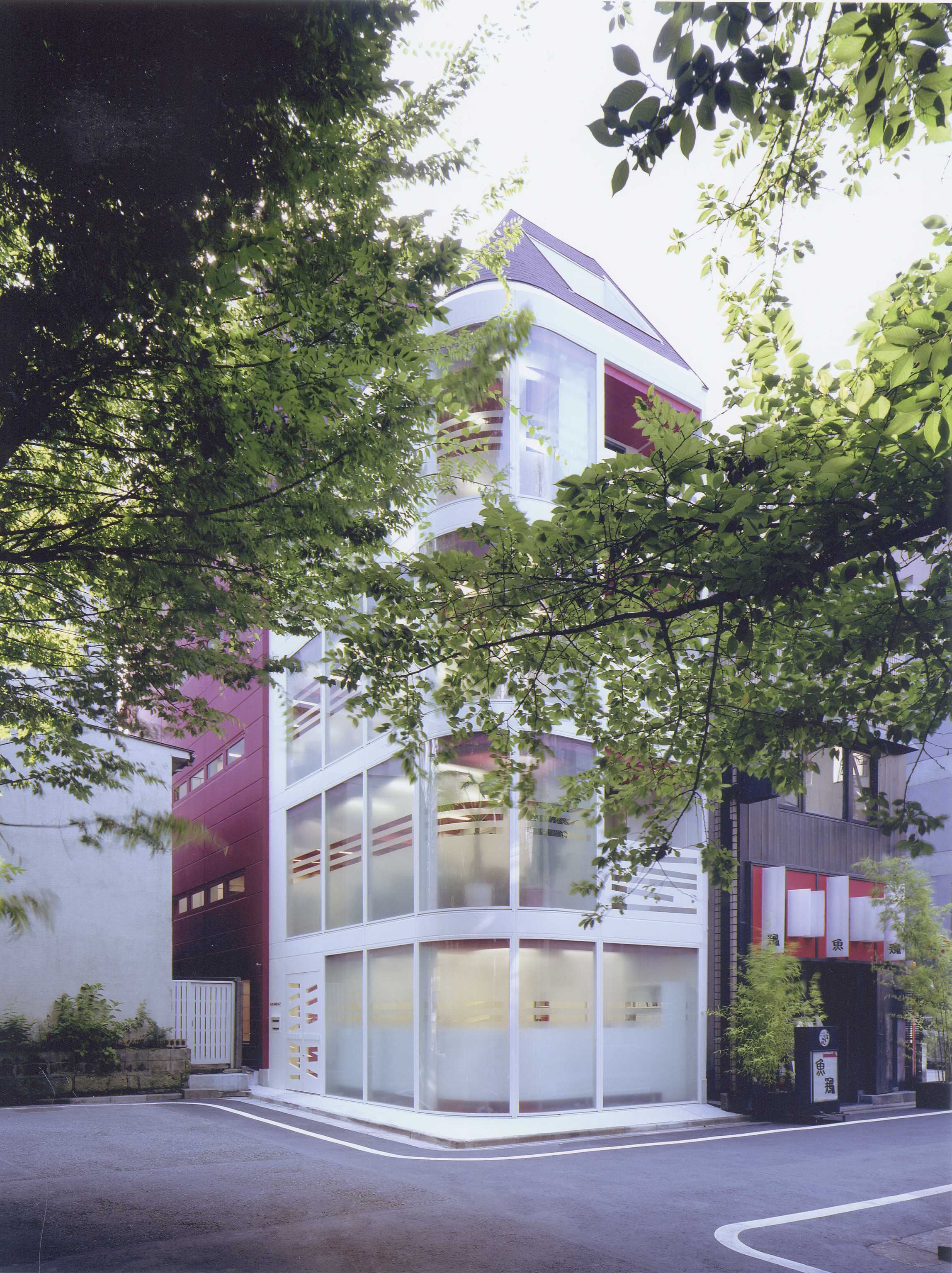 东京 KBP 办公白色空间，寺庙背景中的现代设计瑰宝-0