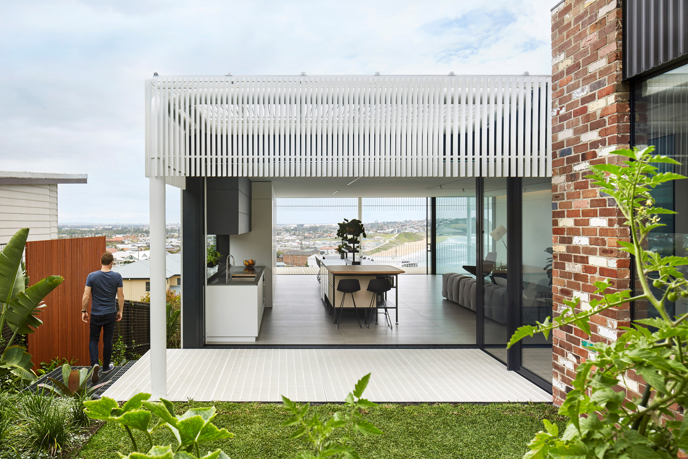 Giant "paperclips" support living spaces and balcony at New South Wales home-11