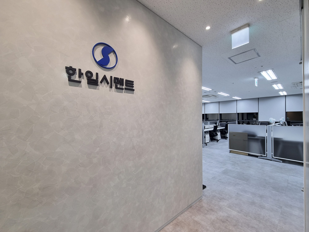 汉艺时论 | 白色调打造 47 平米极简办公空间-2