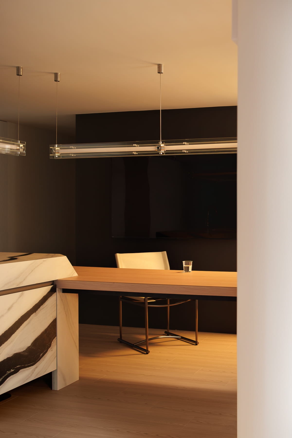 剥离繁杂,黑白描绘生活的纯粹与本真丨赫设计-43