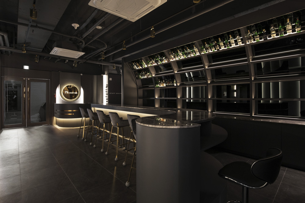 高级黑 | 巴塞罗那 1% 餐厅的惊艳室内设计-3