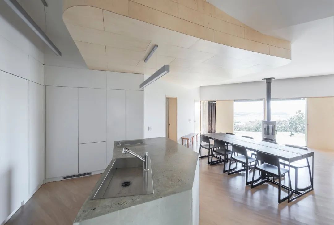 首尔以东的倾斜屋顶乡村住宅-34