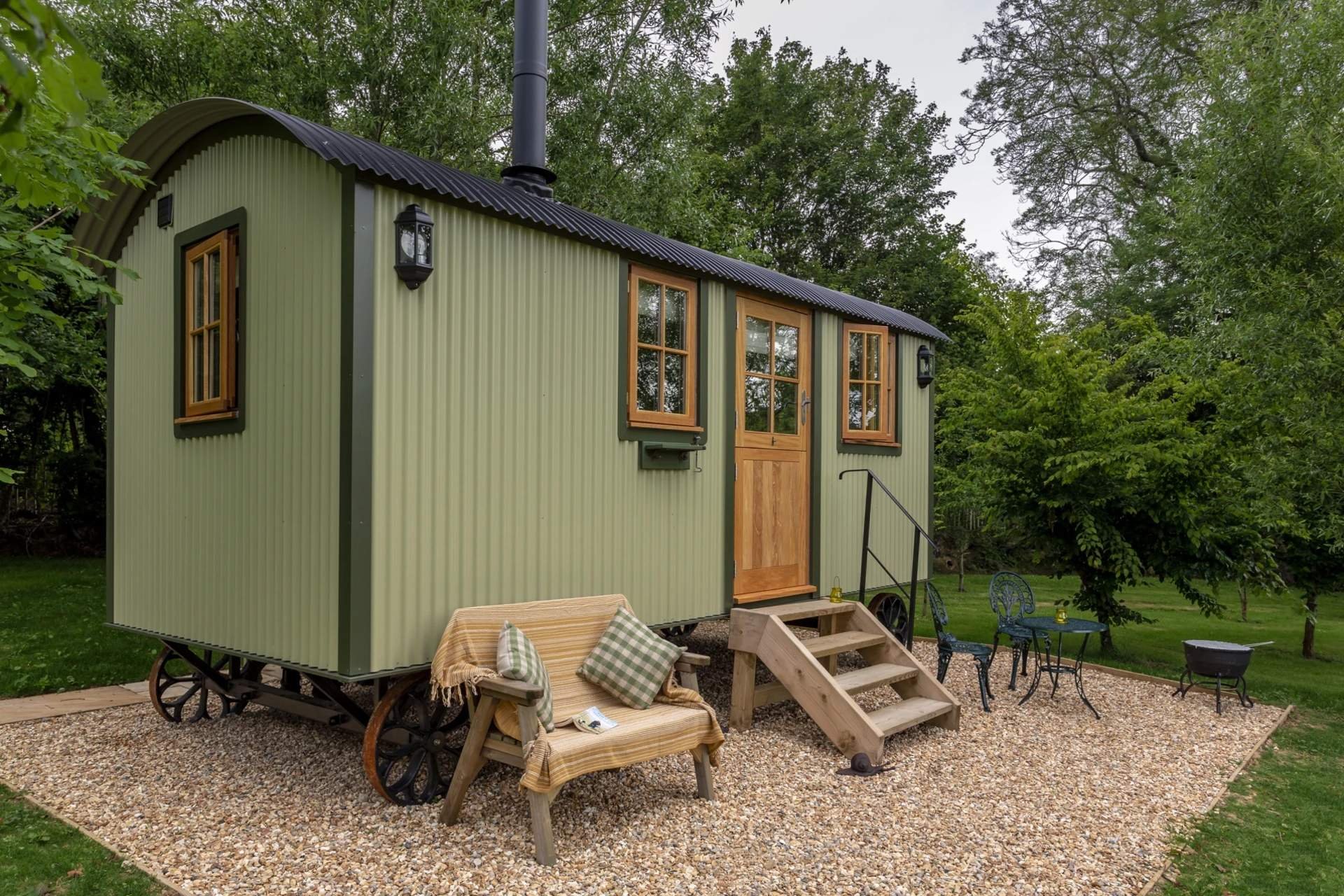 类似小火车车厢的迷你小屋丨英国-10