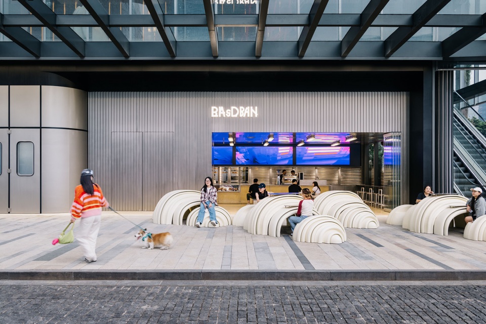 HARMAY 話梅成都悠方店 | 融合美妆、烘焙与酒吧的 24 小时活力空间-3