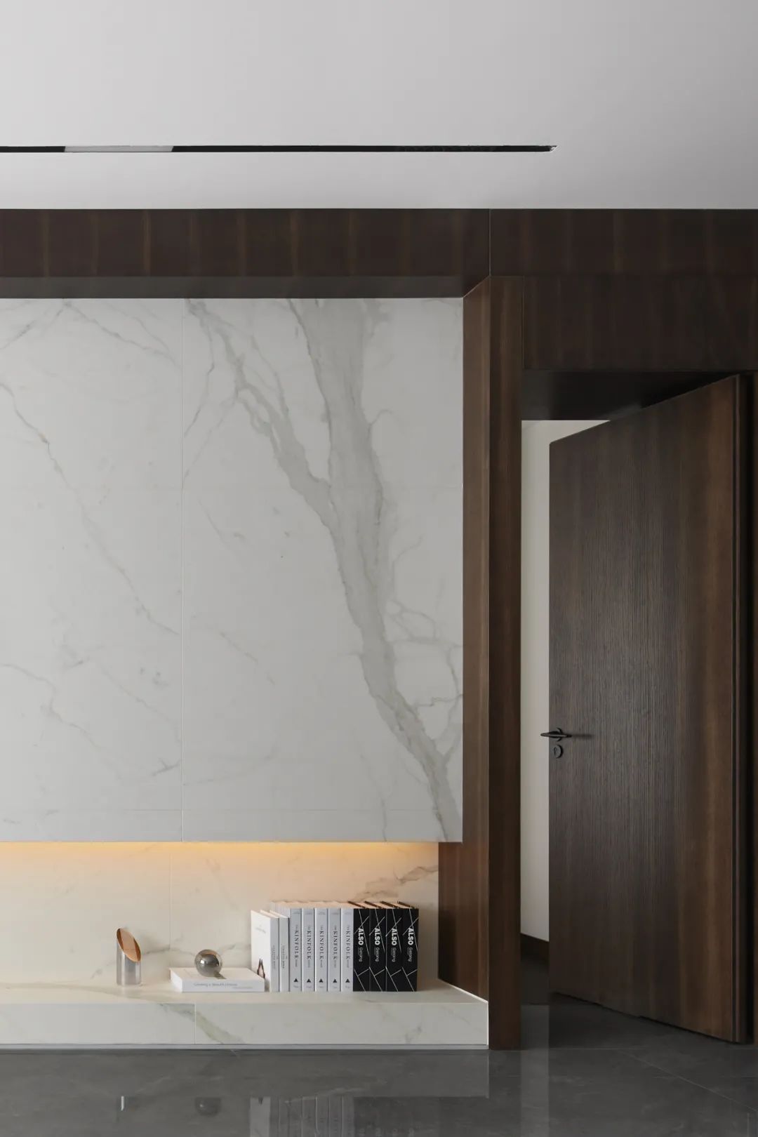 圣日尔曼大道的极简浪漫 | 黑白灰++ 铁锈红的家-49