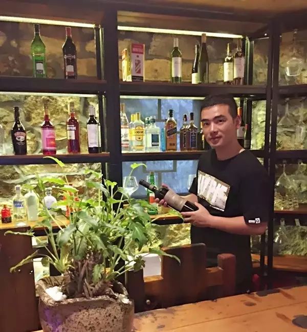 放弃百万年薪，回乡在海边建起一座石头房，他在追梦途中找到了诗和远方！-5