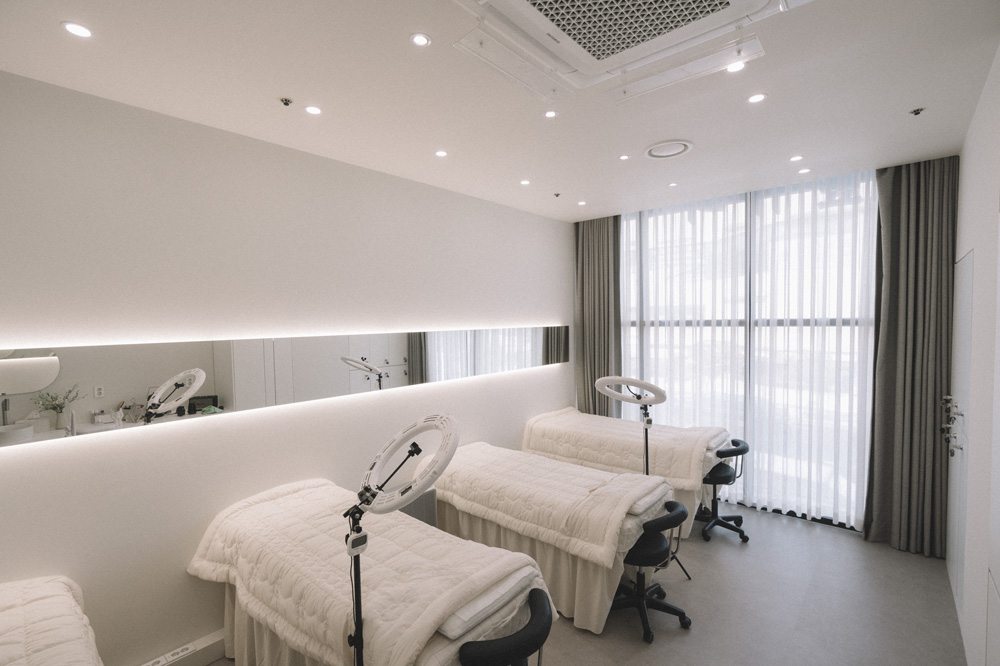 简约时尚 8 平米美妆店设计-4