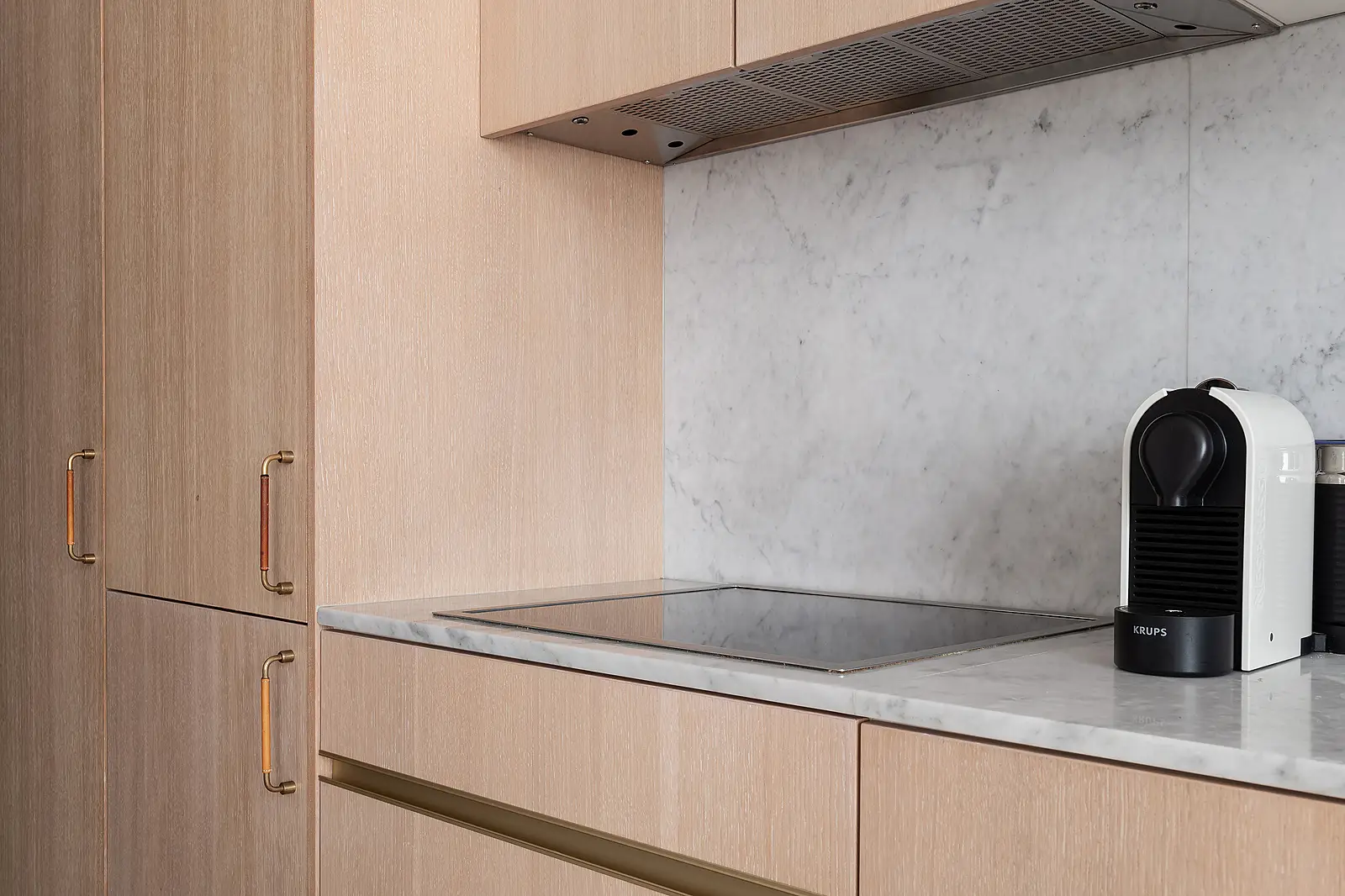 瑞典 53m2 公寓的温暖玻璃墙卧室设计-6