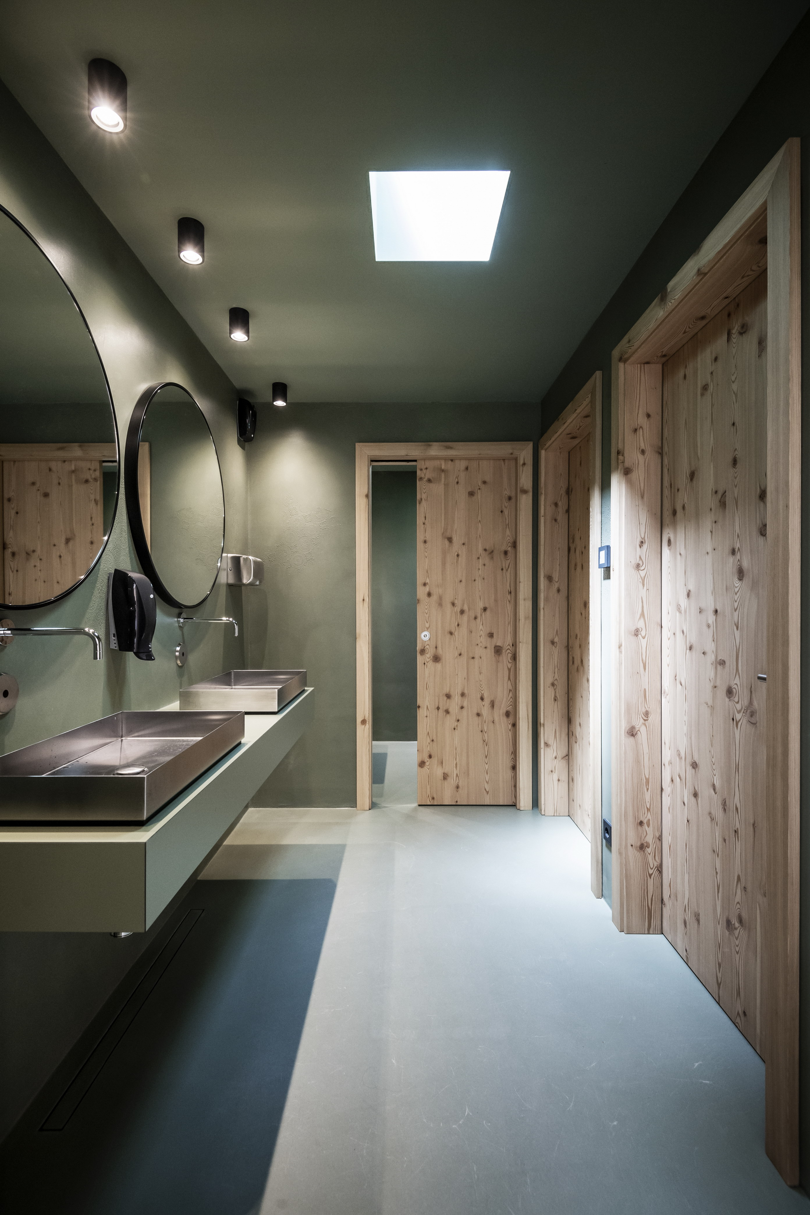 湖边休闲建筑，自然与设计的和谐融合-30