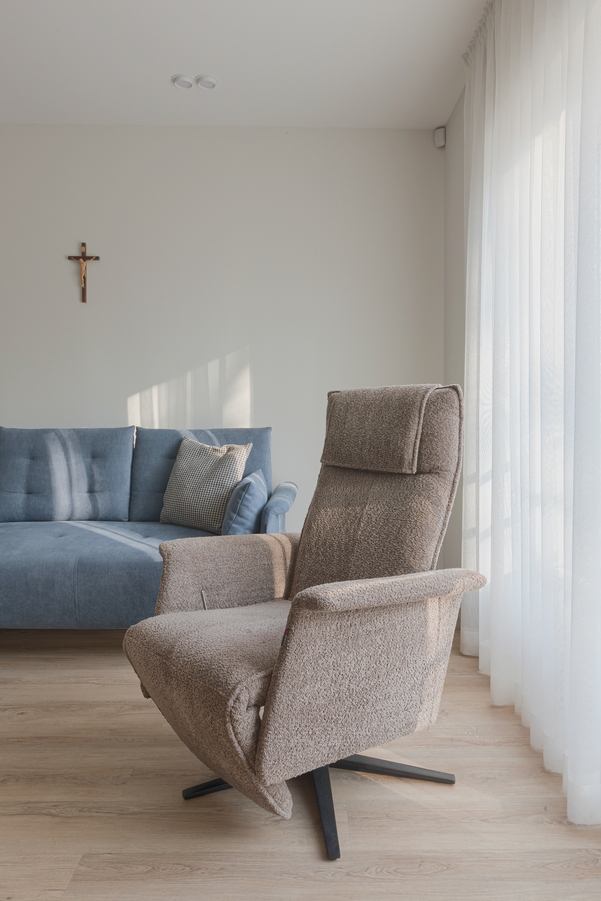 An Interior That Breathes: A Coastal Refuge in Palanga-11