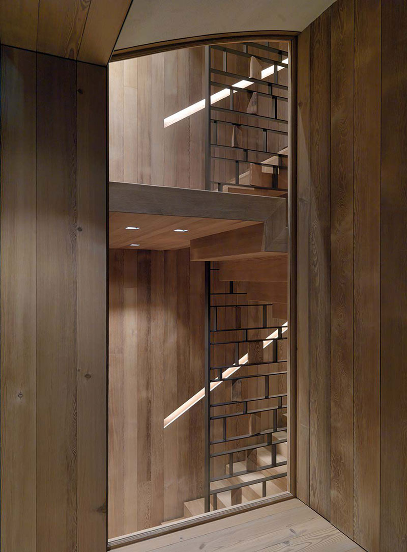 现代瑞士阿尔卑斯山滑雪坡旁小木屋-13