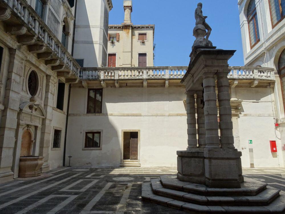 カ・ペーザロ | イタリア の建築【世界建築巡り】-41