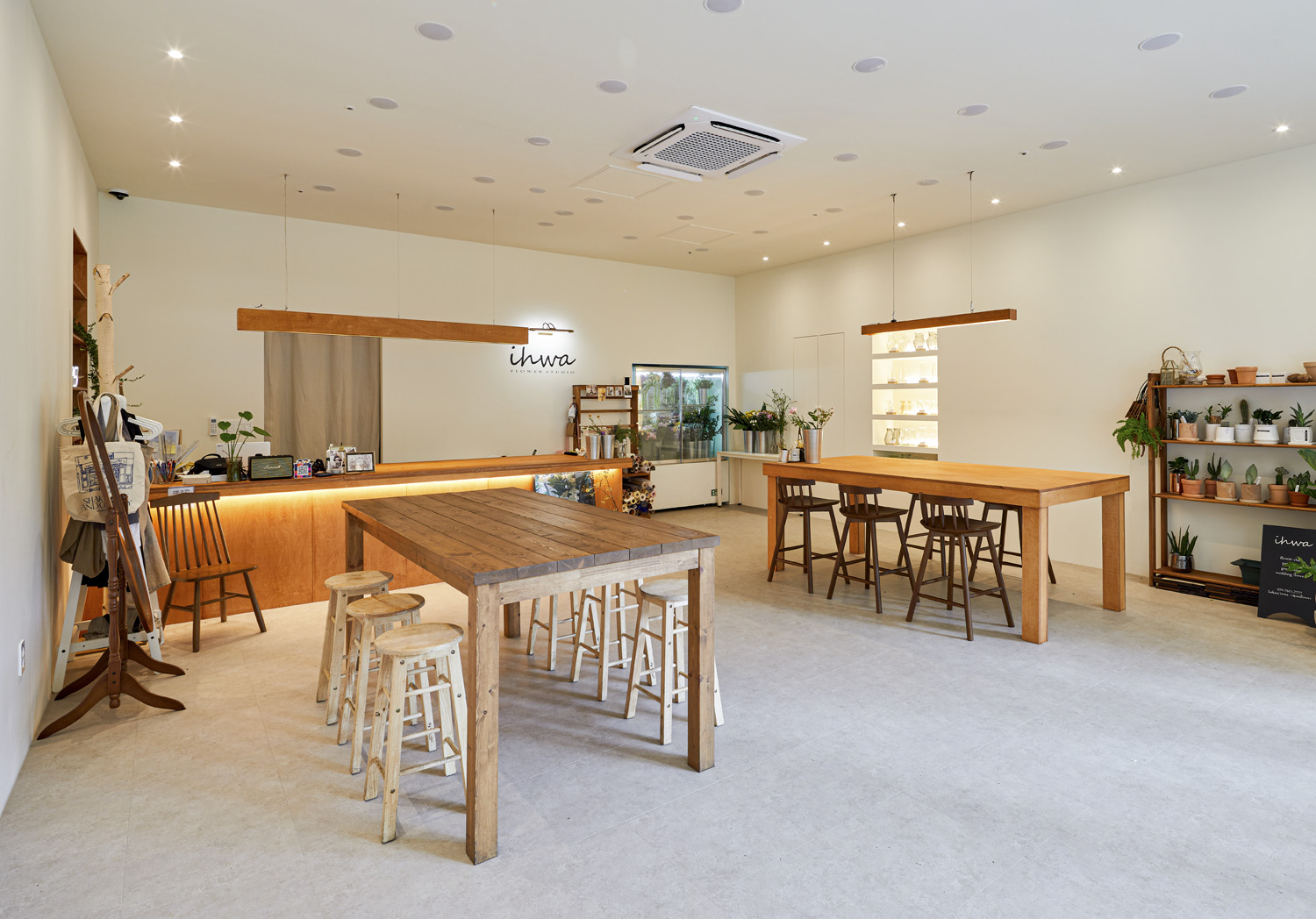 26 坪温暖氛围的白色&木质调氛围的泡沫商店设计-5