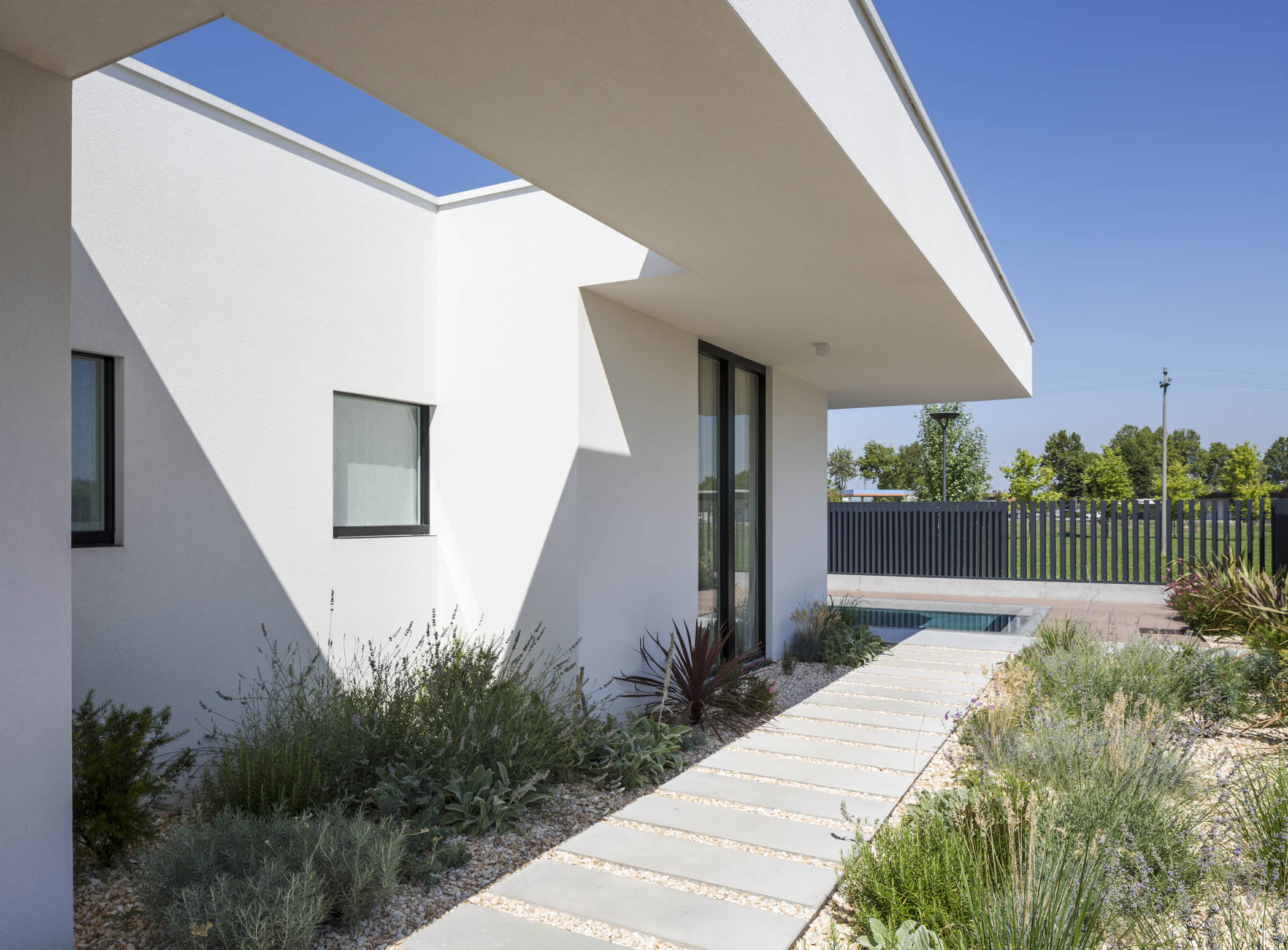 现代简约风格别墅设计，融入自然与私密空间-6