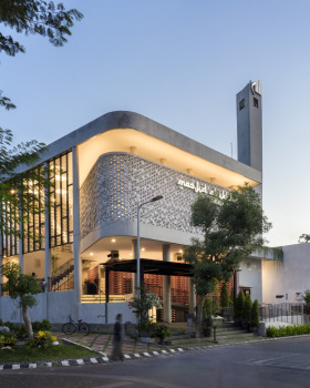 Honeycomb Mosque / Andyrahman Architect