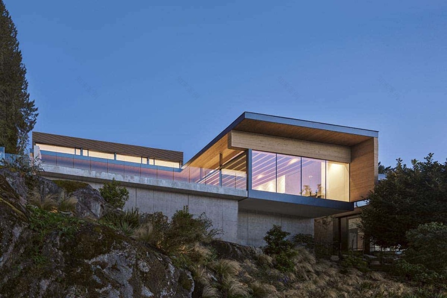 An amazing luxury house overlooking the sea in West Vancouver Canada-0
