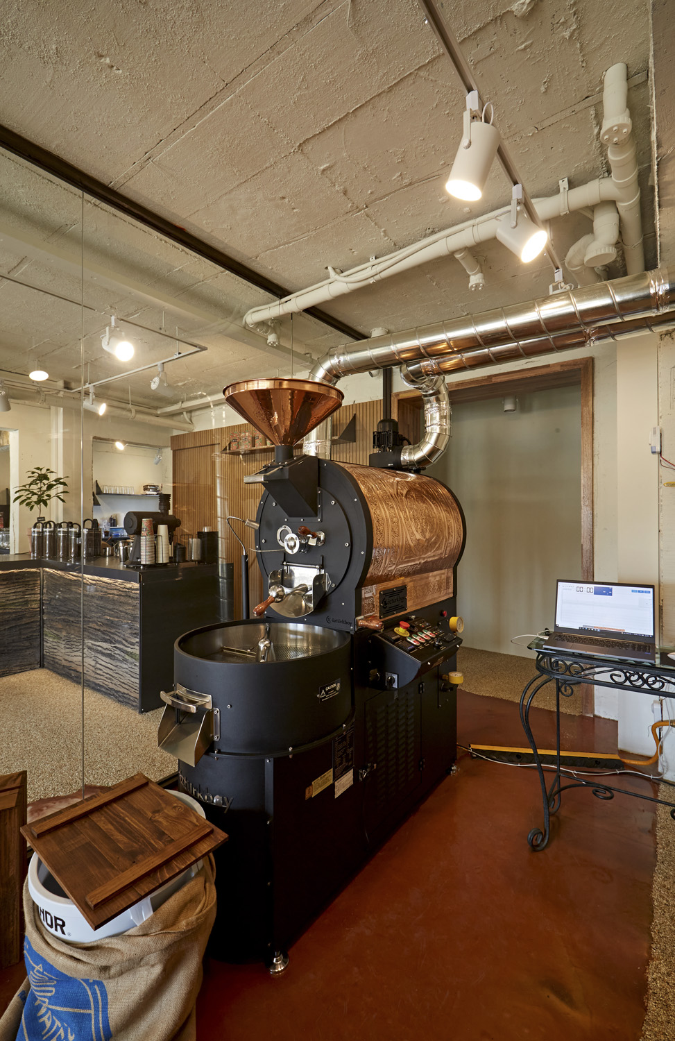 "白色与木纹的和谐交融 | 50 平米的现代咖啡厅设计"-16