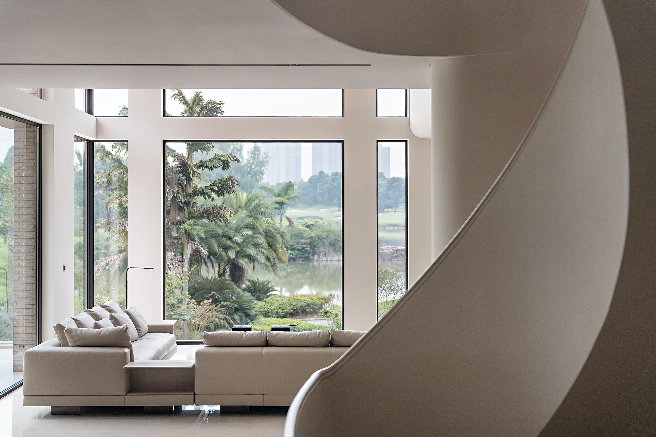 弧形楼梯与旋转楼梯的完美融合·简约别墅设计丨中国丨JSCC 极舍文化创意（上海）有限公司-18