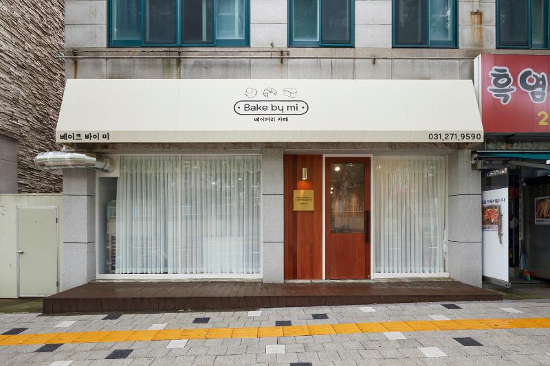 20 平米白色与木质元素咖啡厅设计-2